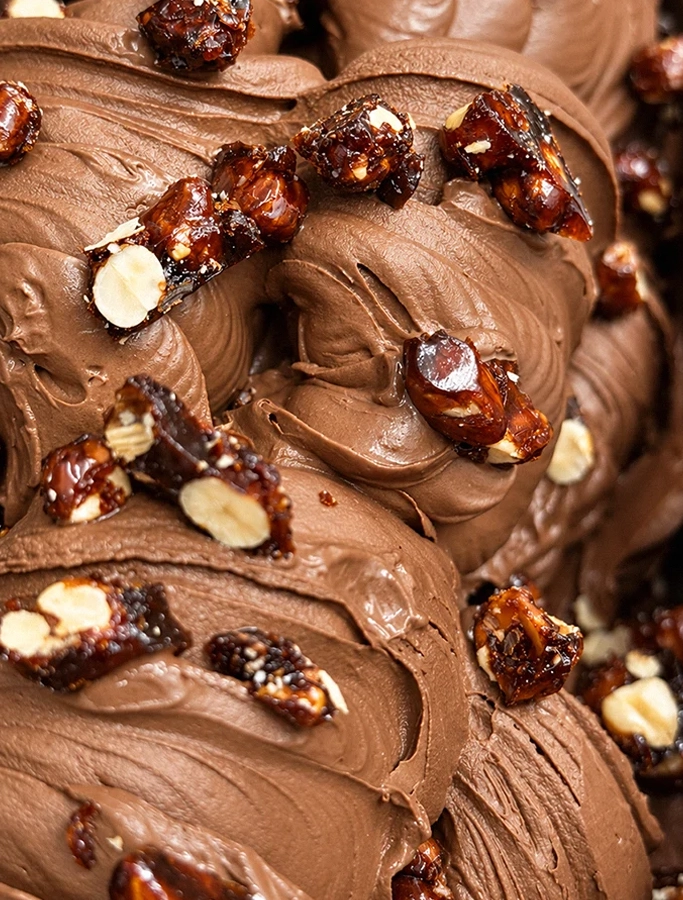Detalle de helado de chocolate con crocante