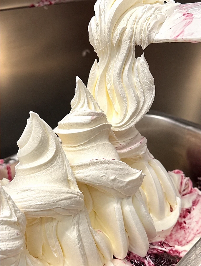 Helado artesanal con frutos rojos